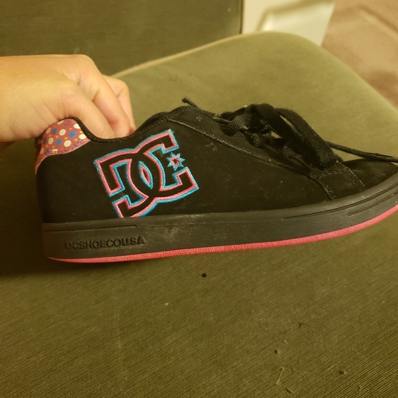Girls size 2 DC shoes - Picture 4 of 6